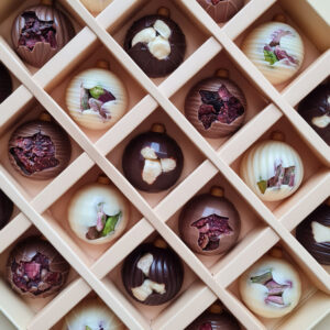 Alternative view of Çatlak Yılbaşı Süsleri 25'li Kutu