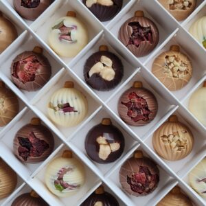 Alternative view of Çatlak Yılbaşı Süsleri 36'lı Kutu