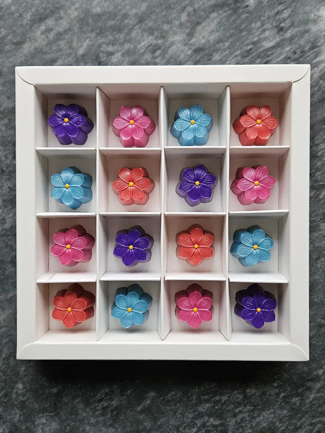 Çiçek Buketi 16'lı Kutu